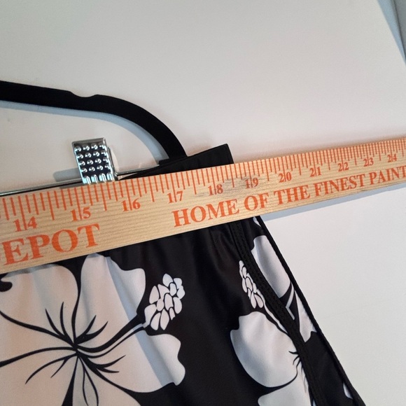 ๐บ SHEIN Plus Size 4XL Hibiscus Floral Swim/Board Shorts โ Black White - Picture 5 of 8